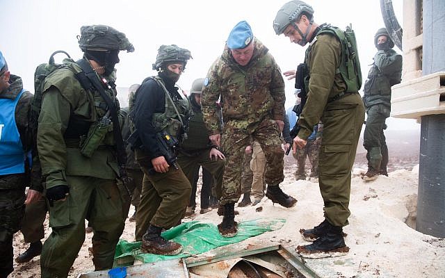 Des soldats israéliens montrent au commandant de la FINUL, le général de division Stefano Del Col, un tunnel du Hezbollah qui a pénétré en territoire israélien depuis le sud du Liban le 6 décembre 2018. (Armée israélienne) Des soldats israéliens montrent au commandant de la FINUL, le général de division Stefano Del Col, un tunnel du Hezbollah qui a pénétré en territoire israélien depuis le sud du Liban le 6 décembre 2018. (Armée israélienne)
