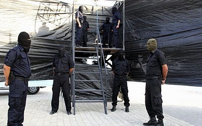 Illustration : préparation de potences pour des exécutions à Gaza. (Crédit : AP/ministère de l'Intérieur à Gaza)