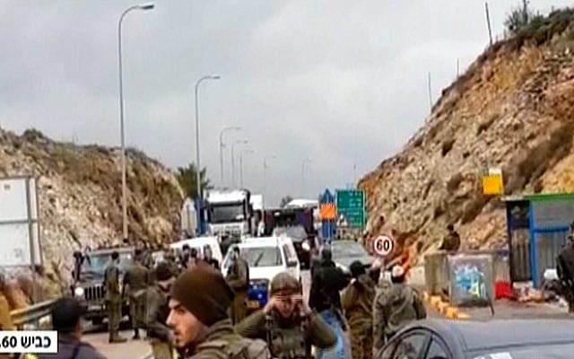 Les équipes de secours sur les lieux d'une fusillade dans le centre de la Cisjordanie, le 13 décembre 2018 (Crédit : capture d'écran Hadashot) Les équipes de secours sur les lieux d'une fusillade dans le centre de la Cisjordanie, le 13 décembre 2018 (Crédit : capture d'écran Hadashot)
