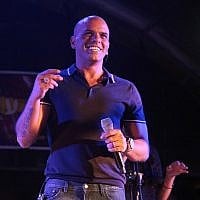 Le chanteur Eyal Golan lors d'un concert donné pour la Journée de l'indépendance à   Beit Shemesh le 5 mai 2014 (Crédit : Yaakov Lederman/Flash90)