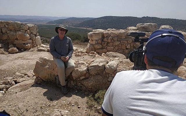 Le professeur de l'université de Aren Maeir filmé dans le nouveau MOOC de l'université de Bar-Ilan intitulé : "Archéologie biblique : Archéologie d'Israël et de la Judée antiques" (Crédit : Yael Paz/Online Academe)