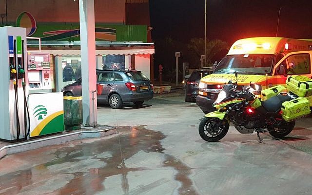 Les secours à la station d'essence Dor Alon au carrefour Megiddo dans le nord d'Israël, après une fusillade le 18 décembre 2018. (Crédit : Magen David Adom)
