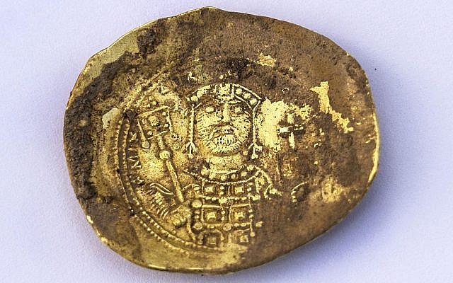 Une pièce d'or convexe avec le sceau de l'empereur byzantin Michael VII Doukas (1071 – 1079) découverte lors de fouilles archéologiques à Césarée, (Crédit : Caesarea Development Corporation)