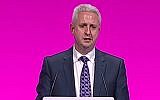 Le député juif britannique du Labour, Ivan Lewis, prend la parole lors de la conférence annuelle de son parti à Manchester en septembre 2014. (Capture d'écran : YouTube)