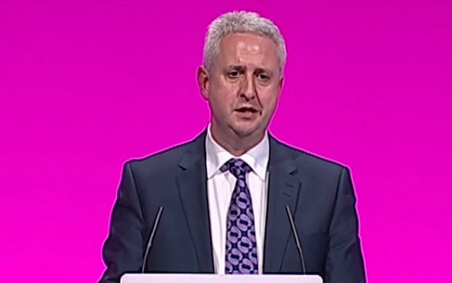 Le député juif britannique du Labour, Ivan Lewis, prend la parole lors de la conférence annuelle de son parti à Manchester en septembre 2014. (Capture d'écran : YouTube) Le député juif britannique du Labour, Ivan Lewis, prend la parole lors de la conférence annuelle de son parti à Manchester en septembre 2014. (Capture d'écran : YouTube)