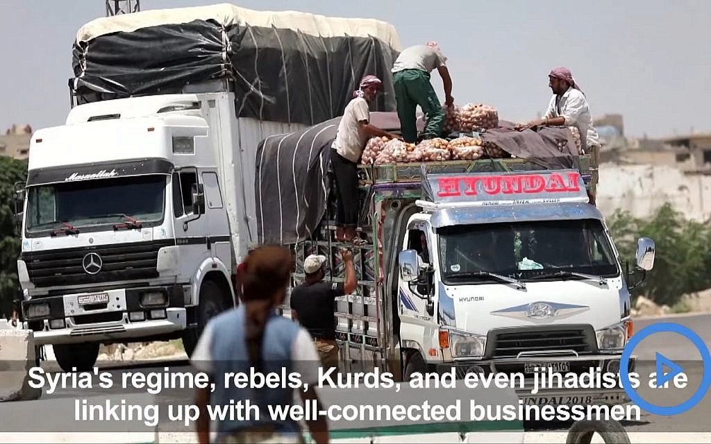Des camions chargés de marchandises sont contrôlés au point de passage de Morek, entre les zones du régime à Hama et celles contrôlées par les jihadistes et rebelles dans la province d'Idleb. (Crédit : capture d'écran YouTube/AFP TV) Des camions chargés de marchandises sont contrôlés au point de passage de Morek, entre les zones du régime à Hama et celles contrôlées par les jihadistes et rebelles dans la province d'Idleb. (Crédit : capture d'écran YouTube/AFP TV)