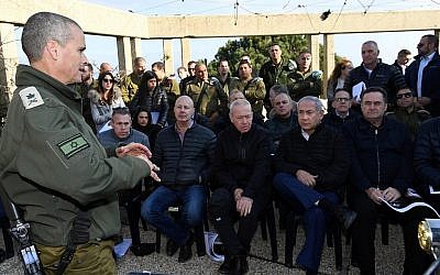 Le Premier ministre Benjamin Netanyahu (2e D) et d'autres membres du cabinet de sécurité écoutent les informations du général de division Yoel Strik (à gauche), chef du commandement Nord de Tsahal, lors d'une visite de la frontière nord, le 25 décembre 2018. (Haim Tzach/GPO)
