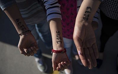 Les numéros inscrits au feutre indélébile sur le bras des demandeurs d'asile mexicains, à la frontière américaine, en novembre 2018. (Crédit : Twitter)