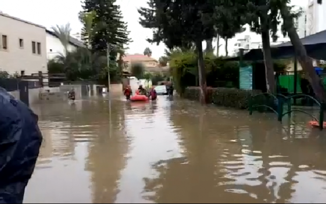 Des enfants sauvés d'une inondation par  bateau,  à cause d'importantes précipitions le 6 décembres 2018. (Crédit ; capture d'écran Hadashot)