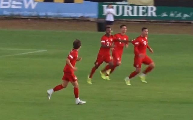 A droite, le joueur Steeven Ribéry en 2015 avec le club du Bayern Munich II (Crédit: capture d'écran Sport Buzz/Dailymotion)