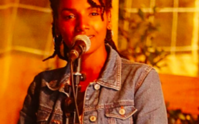 Orit Tashoma, artiste de spoken word (création parlée) et musicienne (avec la permission de Orit Tashoma)