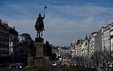 La statue de Saint Wenceslas à Prague, le 20 mars 2018. Le sol de la place Wenceslas a été réalisé à partir de pierres tombales d'un cimetière juif abandonné. (Crédit : AFP/ Michal CIZEK)