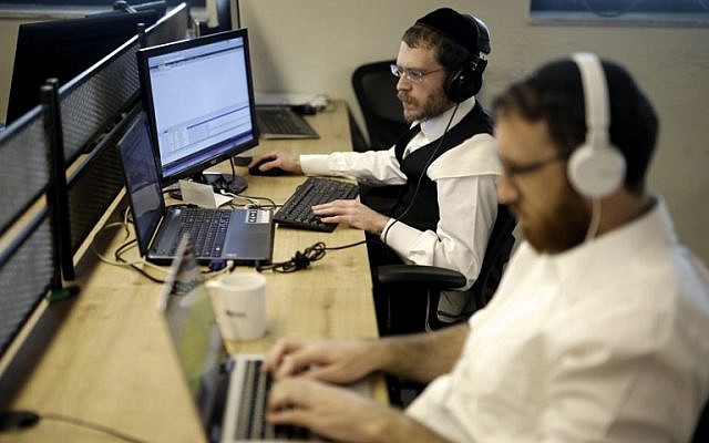 Des entrepreneurs juifs dans l'open-space Bizmax spécialement dédié aux ultra-orthodoxes, à Jérusalem, le 21 novembre 2018. (Crédit : MENAHEM KAHANA / AFP) Des entrepreneurs juifs dans l'open-space Bizmax spécialement dédié aux ultra-orthodoxes, à Jérusalem, le 21 novembre 2018. (Crédit : MENAHEM KAHANA / AFP)