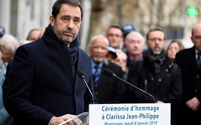 Le ministre de l'Intérieur Christophe Castaner rend hommage à la policière Clarissa Jean-Philippe tuée le 9 janvier 2016 à Montrouge au sud de Paris, le 8 janvier 2019. (Crédit : BERTRAND GUAY / AFP) Le ministre de l'Intérieur Christophe Castaner rend hommage à la policière Clarissa Jean-Philippe tuée le 9 janvier 2016 à Montrouge au sud de Paris, le 8 janvier 2019. (Crédit : BERTRAND GUAY / AFP)