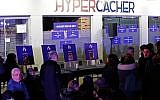 Hommage aux victimes de la prise d'otages de l'HyperCacher de Vincennes, le 9 janvier 2019. (Crédit : FRANCOIS GUILLOT / AFP)