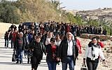 Des pèlerins catholiques arrivent  sur le site du baptême du Christ, à environ 50 km à l'ouest d'Amman, le 11 janvier 2019. (Crédit : Khalil MAZRAAWI / AFP)
