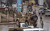 Capture d'écran d'une vidéo AFPTV le 16 janvir 2019, montrant des soldats américains sur les lieux d'un attentat suicide à Minbej, en Syrie. (Crédit : AFP)