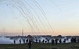Des bombes lacrymogènes ciblent les manifestants palestiniens lors d'affrontements avec les forces israéliennes de l'autre côté de la clôture après une manifestation près de la frontière avec Israël à l'est de la bande de Gaza, 18 janvier 2019. (Crédit : SAID KHATIB / AFP)