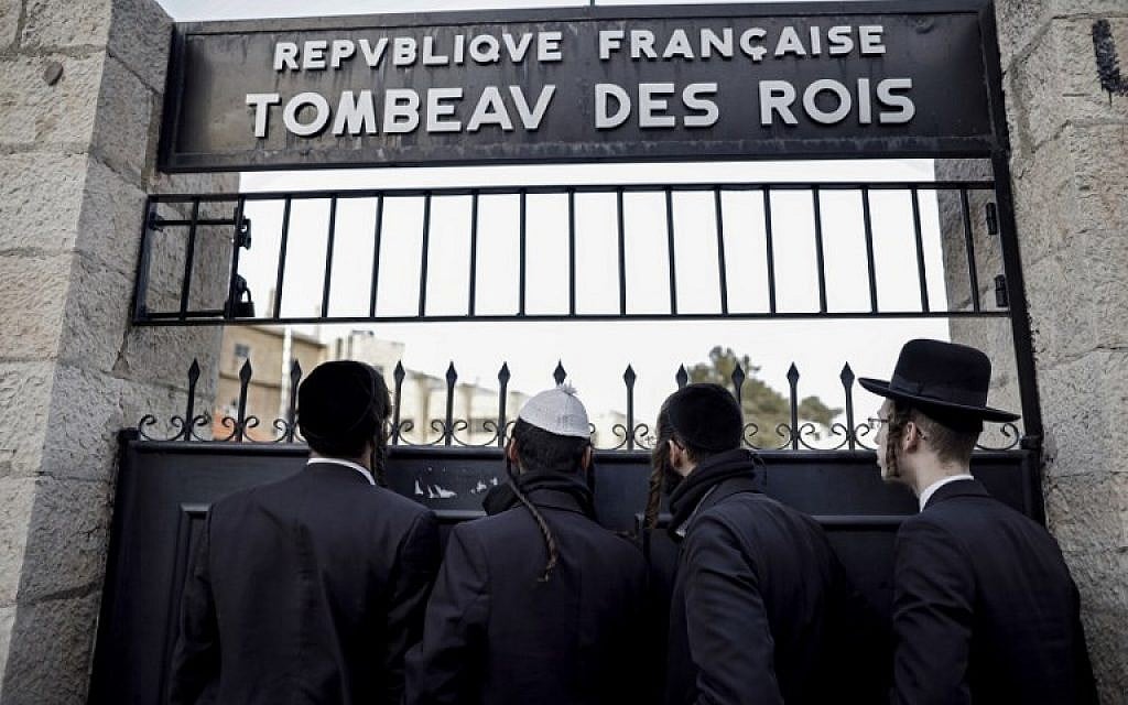 Des ultra-orthodoxes regroupés devant le Tombeau des Rois, site appartenant au consulat français, le 24 janiver 2019. (Crédit : THOMAS COEX / AFP) Des ultra-orthodoxes regroupés devant le Tombeau des Rois, site appartenant au consulat français, le 24 janiver 2019. (Crédit : THOMAS COEX / AFP)