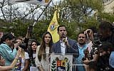 Le président de l'Assemblée nationale du Venezuela et "président par intérim" autoproclamé du pays, Juan Guaido (au centre), accompagné de son épouse Fabiana Rosales (à sa droite), s'adresse à une foule de militants de l'opposition lors d'une manifestation à Caracas, le 26 janvier 2019.