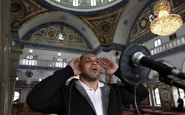 Le bodybuilder arabe israélien et muezzin en chef Ibrahim Masri, appelle à la prière dans la mosquée d'el-Jazza, à Acre, le 29 janvier 2019. (Crédit : AHMAD GHARABLI / AFP) Le bodybuilder arabe israélien et muezzin en chef Ibrahim Masri, appelle à la prière dans la mosquée d'el-Jazza, à Acre, le 29 janvier 2019. (Crédit : AHMAD GHARABLI / AFP)