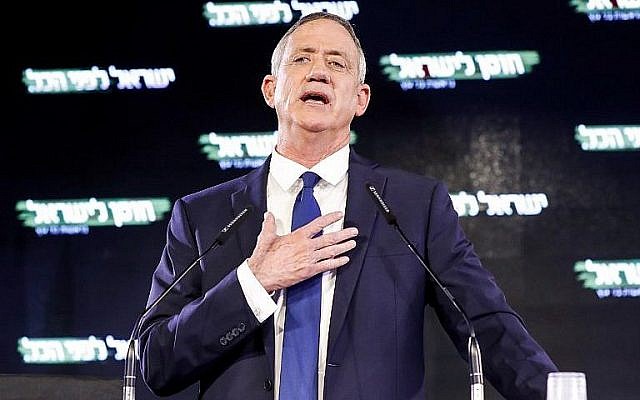 L'ancien chef d'état-major Benny Gantz prononce son premier discours électoral à Tel Aviv, le 29 janvier 2019. (Crédit : Jack Guez/AFP) L'ancien chef d'état-major Benny Gantz prononce son premier discours électoral à Tel Aviv, le 29 janvier 2019. (Crédit : Jack Guez/AFP)