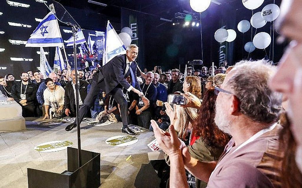 L'ancien chef d'état-major de Tsahal Benny Gantz (C) est acclamé par ses partisans à son arrivée pour prononcer son premier discours électoral dans la ville côtière de Tel Aviv, le 29 janvier 2019. (Jack Guez/AFP) L'ancien chef d'état-major de Tsahal Benny Gantz (C) est acclamé par ses partisans à son arrivée pour prononcer son premier discours électoral dans la ville côtière de Tel Aviv, le 29 janvier 2019. (Jack Guez/AFP)