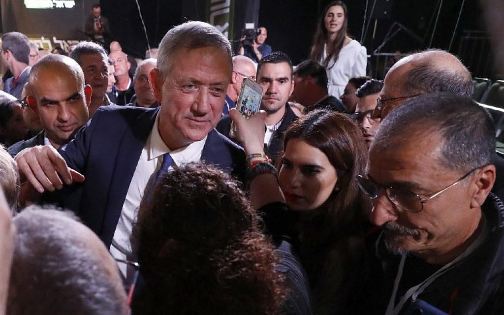 L'ancien chef d'état-major d'Israël Benny Gantz (C) passe parmi ses militants lors d'un rassemblement de campagne après avoir prononcé son premier discours à Tel Aviv, le 29 janvier 2019. (Jack Guez/AFP)