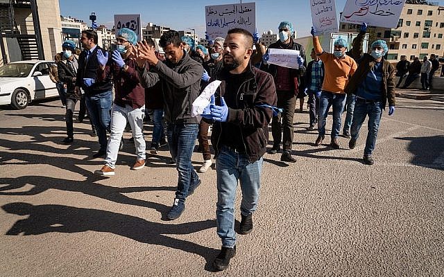 Des Palestiniens protestent contre une hausse des impôts à Ramallah, en Cisjordanie, le 12 décembre 2018 (Crédit : Luke Tress/Times of Israel)