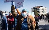 Des Palestiniens protestent contre une hausse des impôts à Ramallah, en Cisjordanie, le 12 décembre 2018 (Crédit : Luke Tress/Times of Israel)