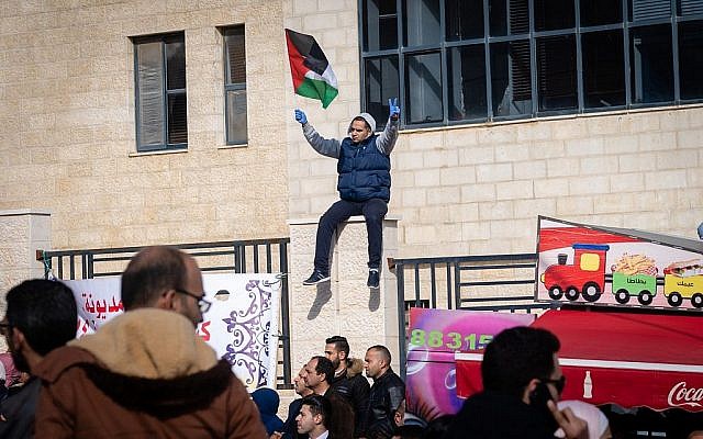 Des Palestiniens protestent contre une hausse des impôts à Ramallah, en Cisjordanie, le 12 décembre 2018 (Crédit : Luke Tress/Times of Israel)