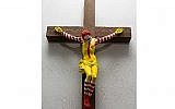 La sculpture 'McJesus' de l'artiste finlandais Jani Leinonen exposée au musée d'Haïfa. (Crédit : musée d'Haïfa)