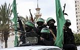 Des agents masqués des Brigades Ezzedine al-Qassam, la branche militaire de l'organisation terroriste Hamas, à bord d'un véhicule pour commémorer le 30e anniversaire de l'organisation, le 13 décembre 2017 à Gaza. (AP Photo/Adel Hana)