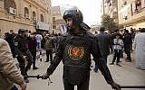 Un, policier monte la garde devant l'église  Mar Mina après une attaque meurtrière revendiquée par le groupe de l'Etat islamique à Helwan, au Caire, en Egypte, le 29 décembre 2017 (Crédit :  AP Photo/Amr Nabil)