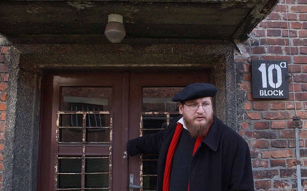 Piotr Cywinski, directeur du musée de l'ancien camp de la mort nazi d'Auschwitz-Birkenau, ferme la porte du baraquement numéro 10 préservé tel quel depuis les atrocités nazies, à  Oswiecim, en Pologne, le 11 janvier 2017 (Crédit : AP Photo/Czarek Sokolowski)  )