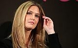 La top-model israélienne Bar Refaeli pendant une conférence de presse à Paris au mois de mars 2010 (Crédit : Thibault Camus/AP)