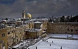 Le mur Occidental, (à droite), et le dôme du Rocher, les lieux les plus saints pour les Juifs et les musulmans à Jérusalem, sous la neige, au mois de décembre 2013. (Crédit : AP Photo/Dusan Vranic)