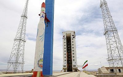 Cette photo publiée par le site officiel du ministère iranien de la Défense le 27 juillet 2017 prétend montrer la fusée Simorgh de lancement de satellite au centre spatial iranien Imam Khomeini dans un lieu secret, Iran. (Crédit :  site officiel du ministère iranien de la Défense via l'AP)
