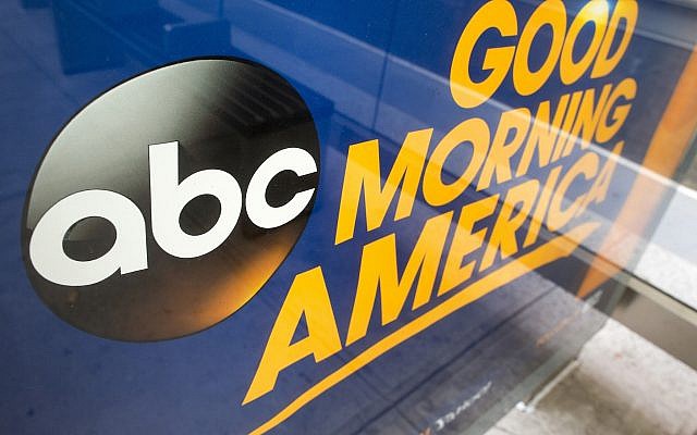 Le logo de la chaîne ABC appartenant au groupe Disney, dans les studios de Manhattan, en 2017. (Crédit : AP /Mary Altaffer) Le logo de la chaîne ABC appartenant au groupe Disney, dans les studios de Manhattan, en 2017. (Crédit : AP /Mary Altaffer)