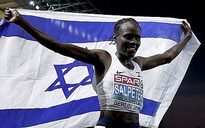 L'Israélienne Lonah Chemtai Salpeter fête sa victoire lors de l'épreuve féminine du 10 000 mètres  aux championnats européens d'athlétisme à Berlin, en Allemagne, le 8 août 2018 (Crédit : AP Photo/Michael Sohn)