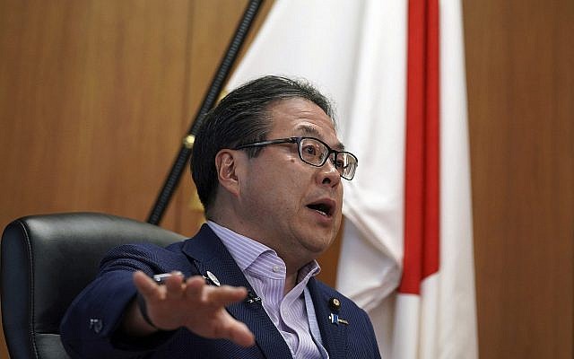 Le ministre japonais du Commerce Hiroshige Seko lors d'une interview accordée à l'AP dans ses bureaux de Tokyo, le 23 août 2018 (Crédit : AP Photo/Eugene Hoshiko) Le ministre japonais du Commerce Hiroshige Seko lors d'une interview accordée à l'AP dans ses bureaux de Tokyo, le 23 août 2018 (Crédit : AP Photo/Eugene Hoshiko)