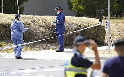 Les enquêteurs de police sur les lieux où l'étudiante israélienne Aiia Maasarwe a été retrouvée morte à Melbourne, en Australie, le 16 janvier 2019 (Crédit :  Stefan Postles/AAP Image via AP)