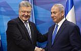 Le président de l'Ukraine Petro Poroshenko, serre la main au Premier ministre Benjamin Netanyahu après la signature d'un accord de libre-échange dans le bureau du Premier ministre de Jérusalem, le 21 janvier 2019 (Crédit : Jim Hollander/Pool via AP)