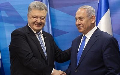 Le président de l'Ukraine Petro Poroshenko, serre la main au Premier ministre Benjamin Netanyahu après la signature d'un accord de libre-échange dans le bureau du Premier ministre de Jérusalem, le 21 janvier 2019 (Crédit : Jim Hollander/Pool via AP)