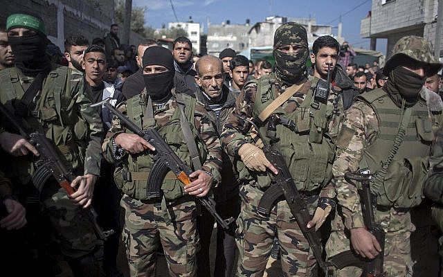Des hommes armés masqués lors des funérailles de Mahmoud al-Nabahin, membre de la branche militaire du groupe terroriste du Hamas dans le camp de réfugiés de Buriej, dans le centre de la bande de Gaza, le 23 janvier 2019. (Crédit : AP Photo/ Khalil Hamra) Des hommes armés masqués lors des funérailles de Mahmoud al-Nabahin, membre de la branche militaire du groupe terroriste du Hamas dans le camp de réfugiés de Buriej, dans le centre de la bande de Gaza, le 23 janvier 2019. (Crédit : AP Photo/ Khalil Hamra)