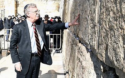 Le conseiller américain à la sécurité nationale, John Bolton, visite le mur Occidental dans la Vieille ville de Jérusalem, le 6 janvier 2019. (Ziv Sokolov/Ambassade américaine à Jérusalem)