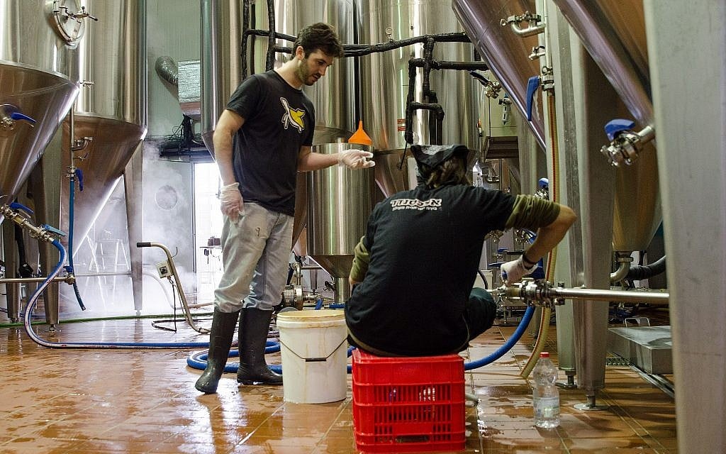 Employés travaillant à la brasserie Alexander Beer près de Hadera. (Autorisation)
