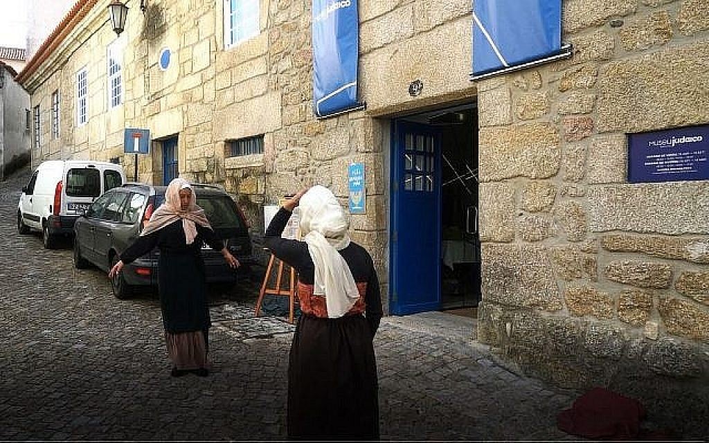 Des acteurs font une reconstitution des scènes de la période de l'Inquisition aux abords du musée juif de Belmonte, le 14 octobre 2018 (Crédit : Cnaan Liphshiz)