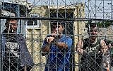 Des détenus sécuritaires palestiniens dans la prison d'Ofer au nord de Jérusalem, le 20 août 2008. (Moshe Shai/Flash90)