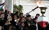 Le président de l'Autorité palestinienne, Mahmoud Abbas, allume une torche commémorative à Ramallah le mardi 1er janvier 2018. (Crédit photo : Hadas Parush/Flash90)